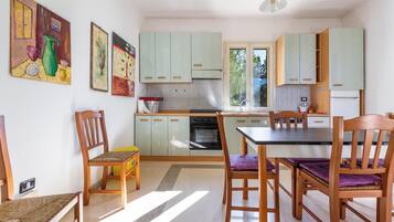 Kühlschrank, Herdplatte, Geschirrspüler, Kochgeschirr/Geschirr/Besteck