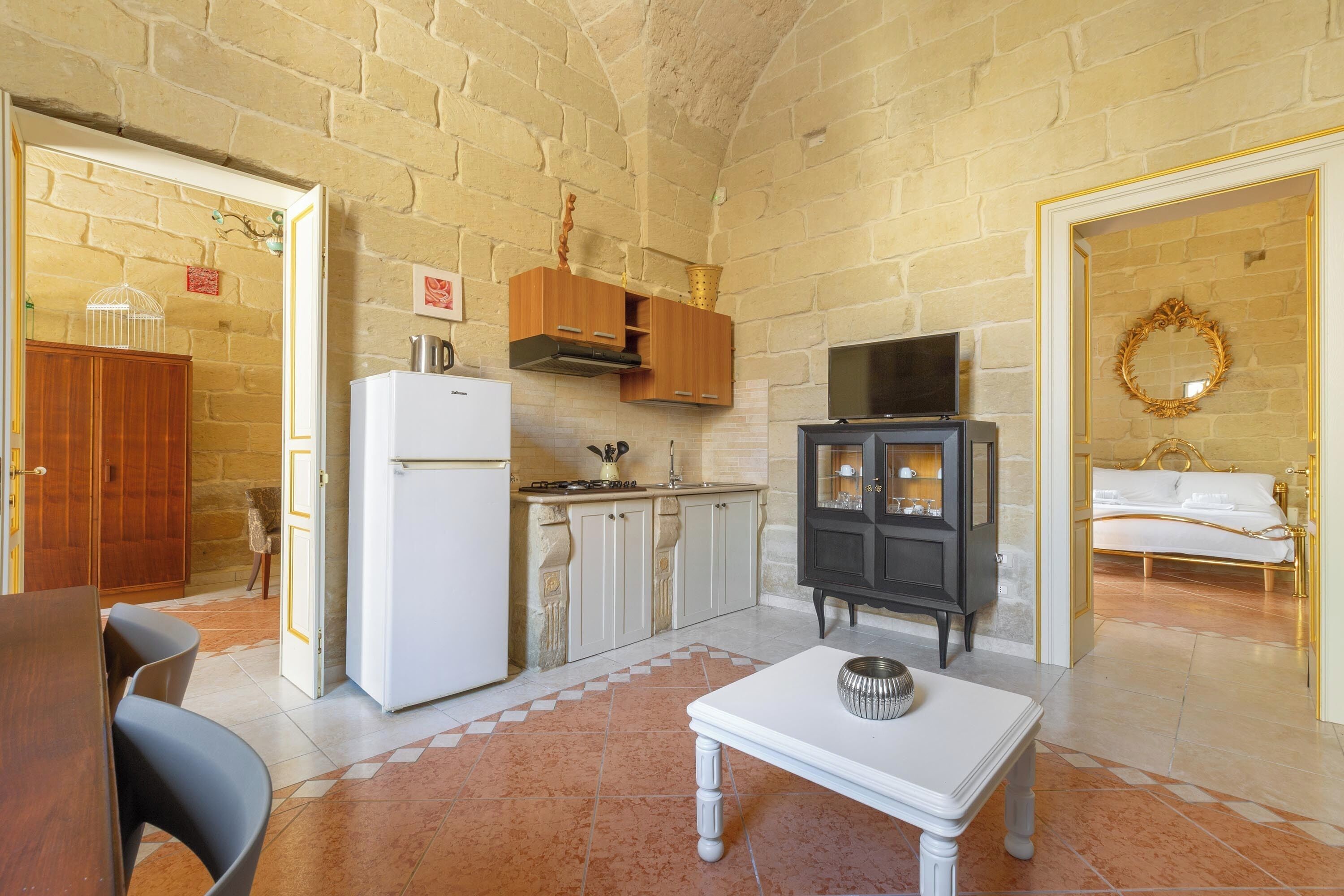 Réfrigérateur, batterie de cuisine, vaisselle et ustensiles