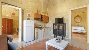 Réfrigérateur, batterie de cuisine, vaisselle et ustensiles