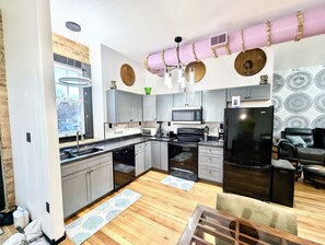 冰箱、微波炉、烤箱、炉灶