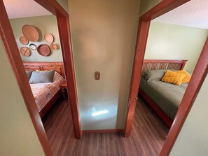 4 bedrooms, internet, bed sheets - Unique Monarch Home (Monarch)