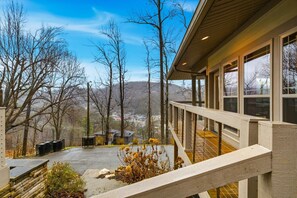Property grounds - Spacious 4-bedroom house located within 2 minutes of downtown Gatlinburg (Gatlinburg)