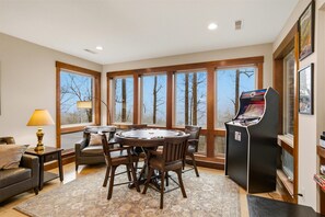 Games room - Spacious 4-bedroom house located within 2 minutes of downtown Gatlinburg (Gatlinburg)
