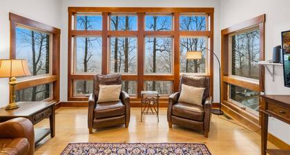 Spacious 4-bedroom house located within 2 minutes of downtown Gatlinburg