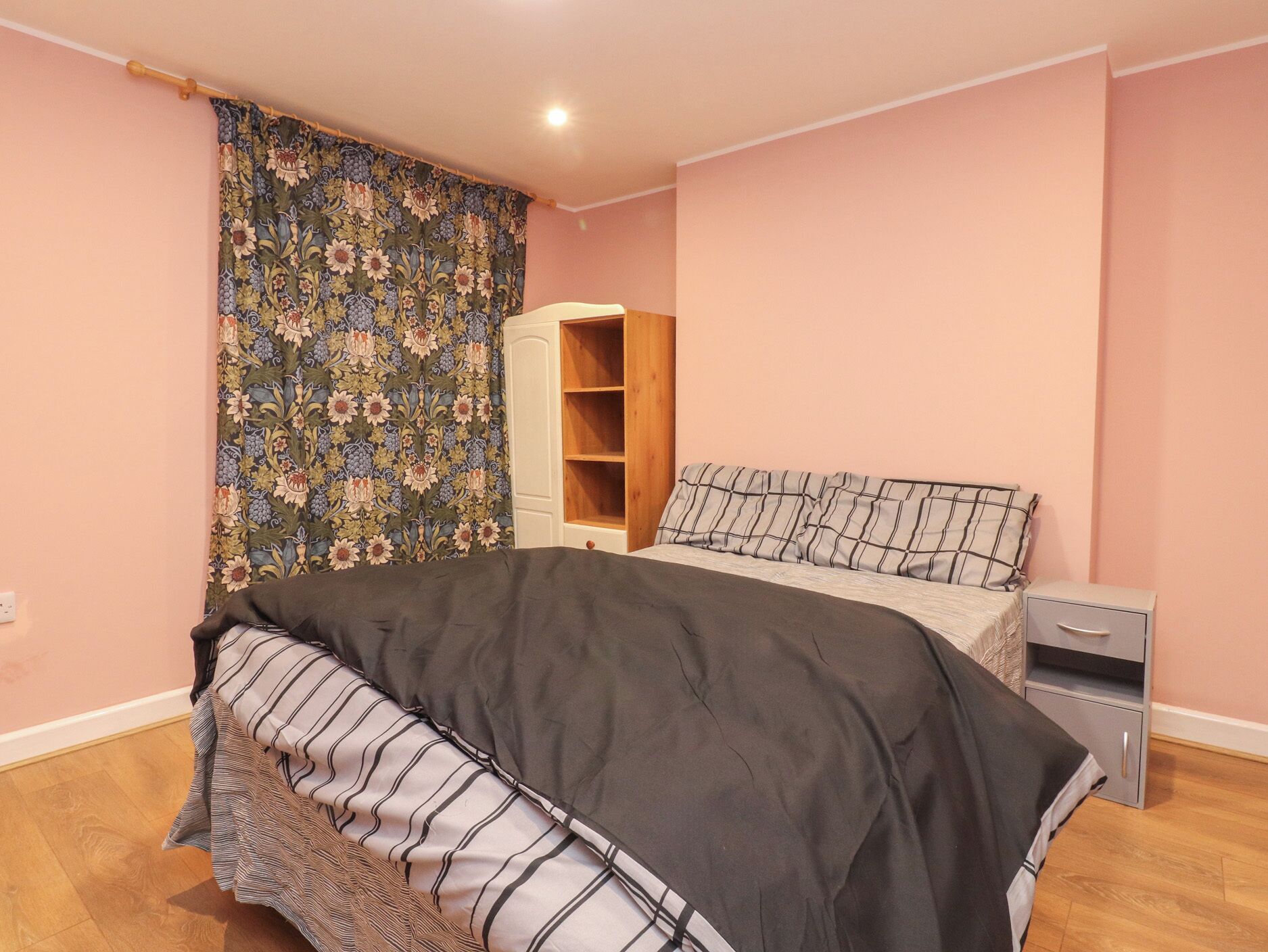 2 Schlafzimmer, individuell dekoriert, individuell eingerichtet