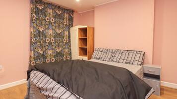 2 Schlafzimmer, individuell dekoriert, individuell eingerichtet