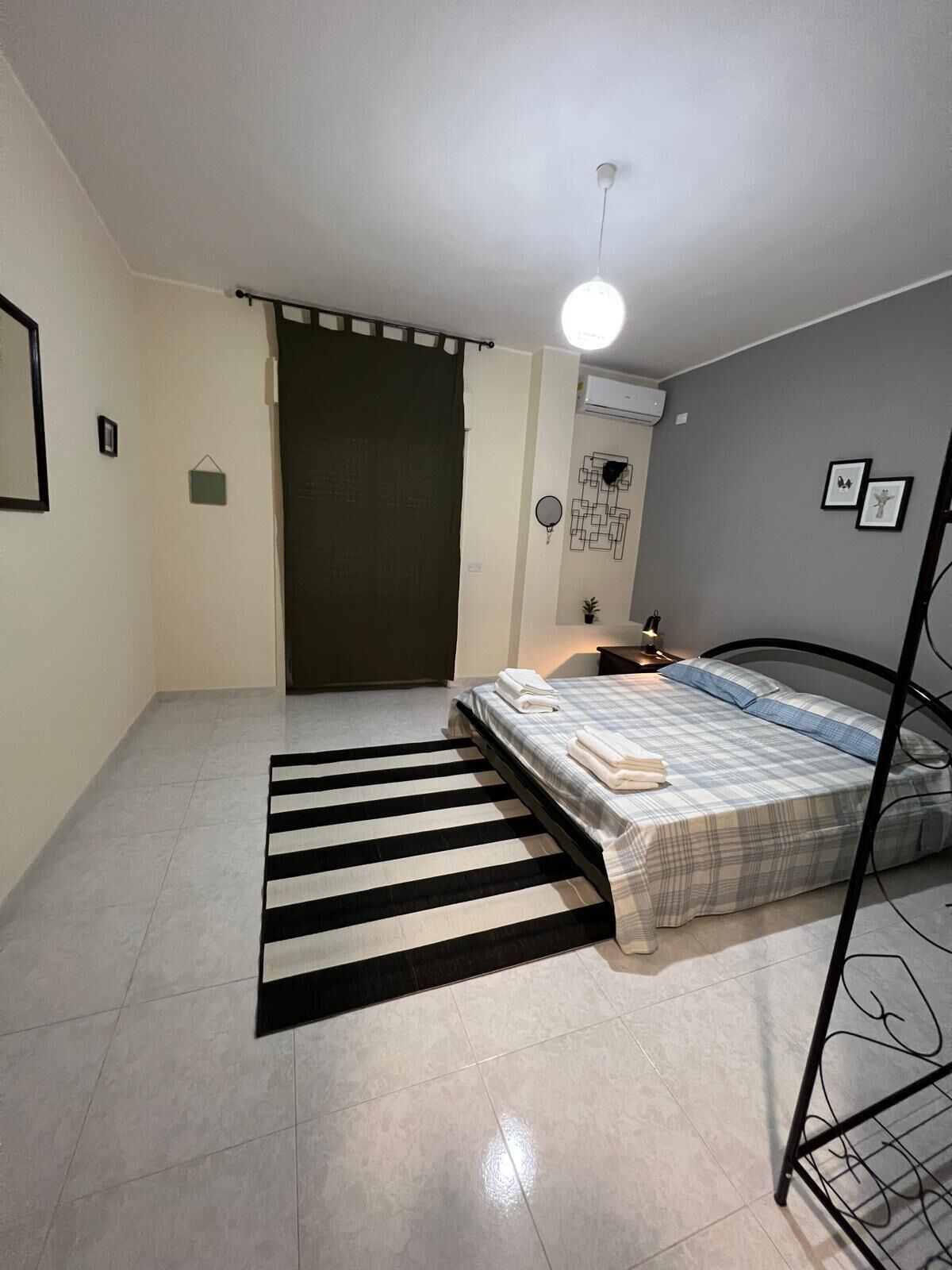 Verdunkelungsvorhänge, schallisolierte Zimmer, Bügeleisen/Bügelbrett