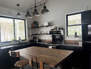Fridge, microwave, oven, stovetop - Newly built cozy retreat minutes from Whitefish (Whitefish)