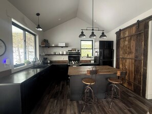Fridge, microwave, oven, stovetop - Newly built cozy retreat minutes from Whitefish (Whitefish)