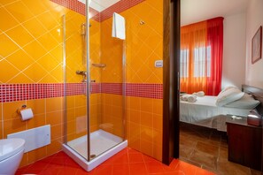 Ducha, secador de pelo y toallas