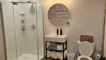 Douche, serviettes fournies, savon, papier toilette