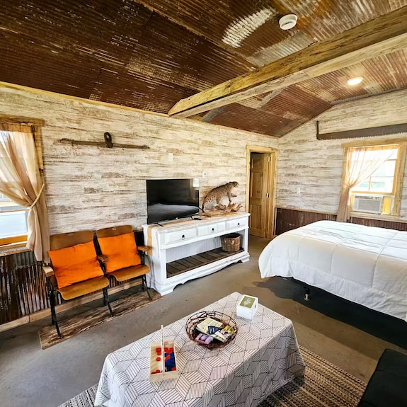Relaxing Fun Bunk House 2 - Potato Lake, WI