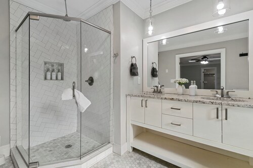 12 min downtown, firepit, Gameroom & Theater-room