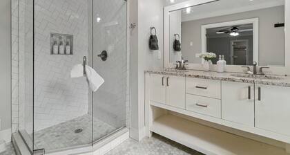 12 min downtown, firepit, Gameroom & Theater-room