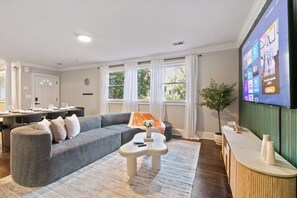 Interior - 12 min downtown, firepit, Gameroom & Theater-room (Atlanta)