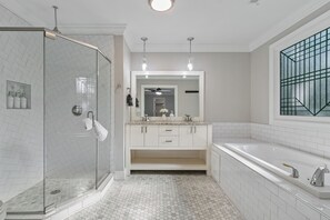 Jetted bath, hair dryer, towels, soap - 12 min downtown, firepit, Gameroom & Theater-room (Atlanta)