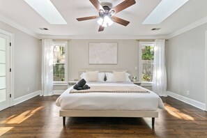 4 bedrooms, iron/ironing board, travel cot, free WiFi - 12 min downtown, firepit, Gameroom & Theater-room (Atlanta)