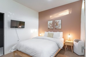 2 bedrooms, iron/ironing board, internet, bed sheets - Family friendly Bowling Alley booking! (Halfway)