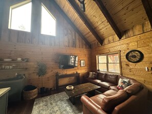 Smart-TV, Tischfußball, Bücher