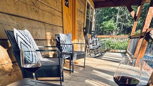 Un espacio al aire libre con mesas dispuestas para una comida, que incluye quesos variados, embutidos y aceitunas.