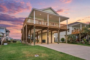 Exterior - Sea Isle Retreat | Walk to Beach | Sleeps 8 (Galveston)