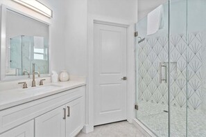 Shower, hair dryer, towels - Sea Isle Retreat | Walk to Beach | Sleeps 8 (Galveston)