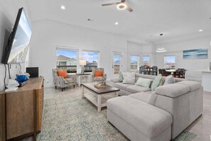 Smart TV, books - Sea Isle Retreat | Walk to Beach | Sleeps 8 (Galveston)
