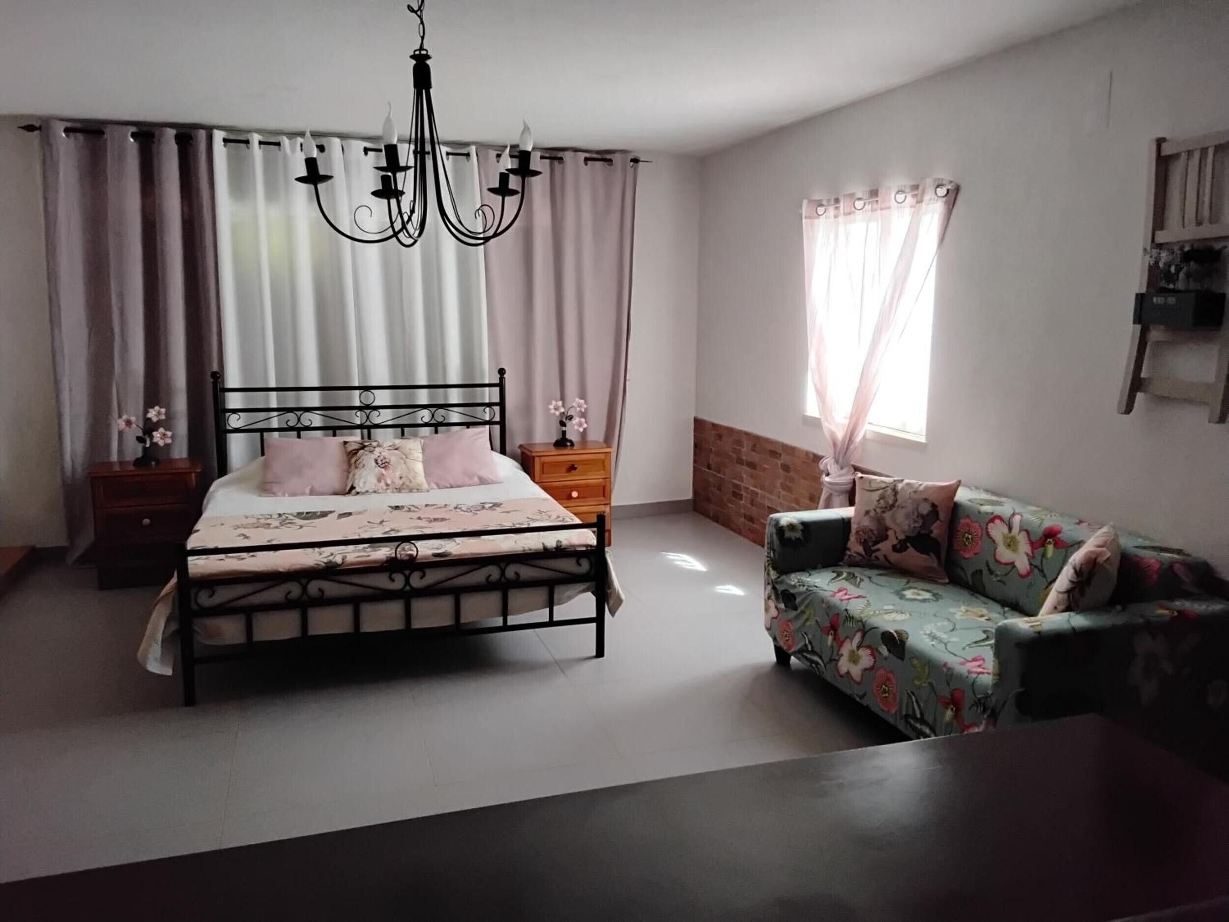 1 habitación, tabla de planchar con plancha, wifi y ropa de cama 