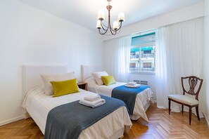 4 bedrooms, iron/ironing board, Internet, bed sheets - Huge 3-Bedroom Apartment | Families | Recoleta (Ciudad Autónoma de Buenos Aires)