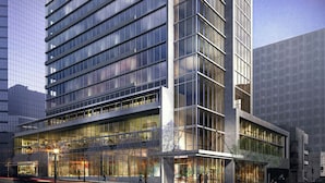 Un bâtiment moderne à plusieurs étages, doté de grandes fenêtres et d’une façade en verre.