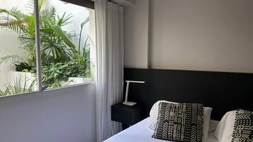 Iron/ironing board, bed sheets