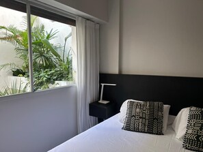 Tabla de planchar con plancha y ropa de cama 