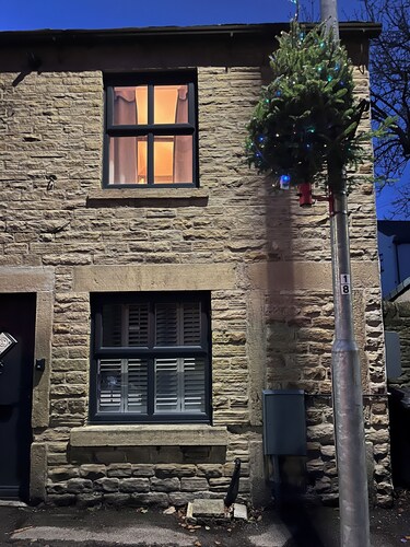 Lovely 2 bedroomed cottage situated in the sought after village of Silkstone.