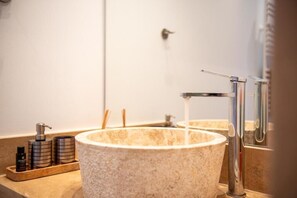 Suite – junior, privat basseng, bassengutsikt | Bad