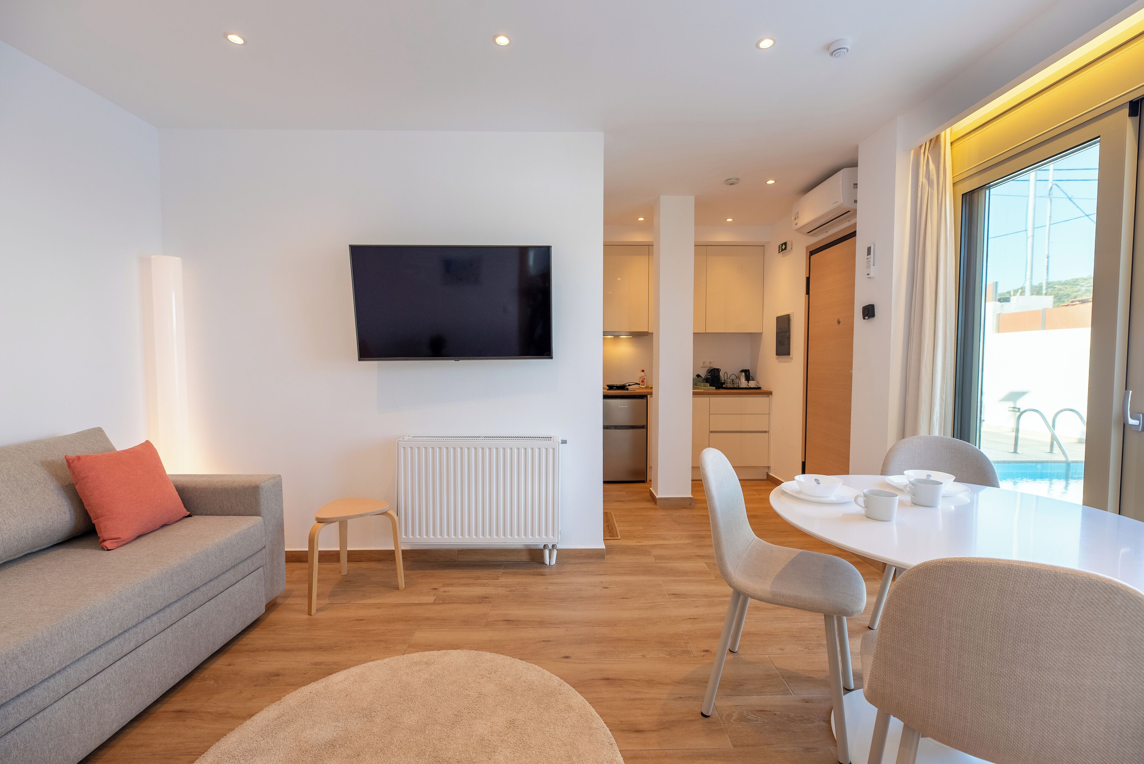 Junior-Suite, eigener Pool, Poolblick | Wohnzimmer | 34-Zoll-Smart-TV mit Kabelempfang
