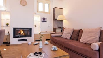 Luksus-villa - udsigt til pool | Opholdsområde | 34-tommers smart-tv med kabelkanaler