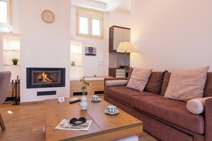 Vila superluxo, vista para a piscina | Área de estar | Smart TV 34 polegadas com canais a cabo