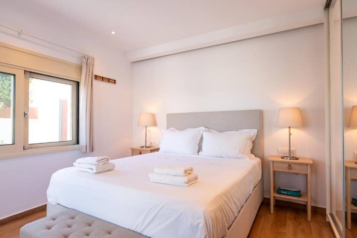 Hochwertige Bettwaren, Betten mit Memory-Foam-Matratzen, Minibar