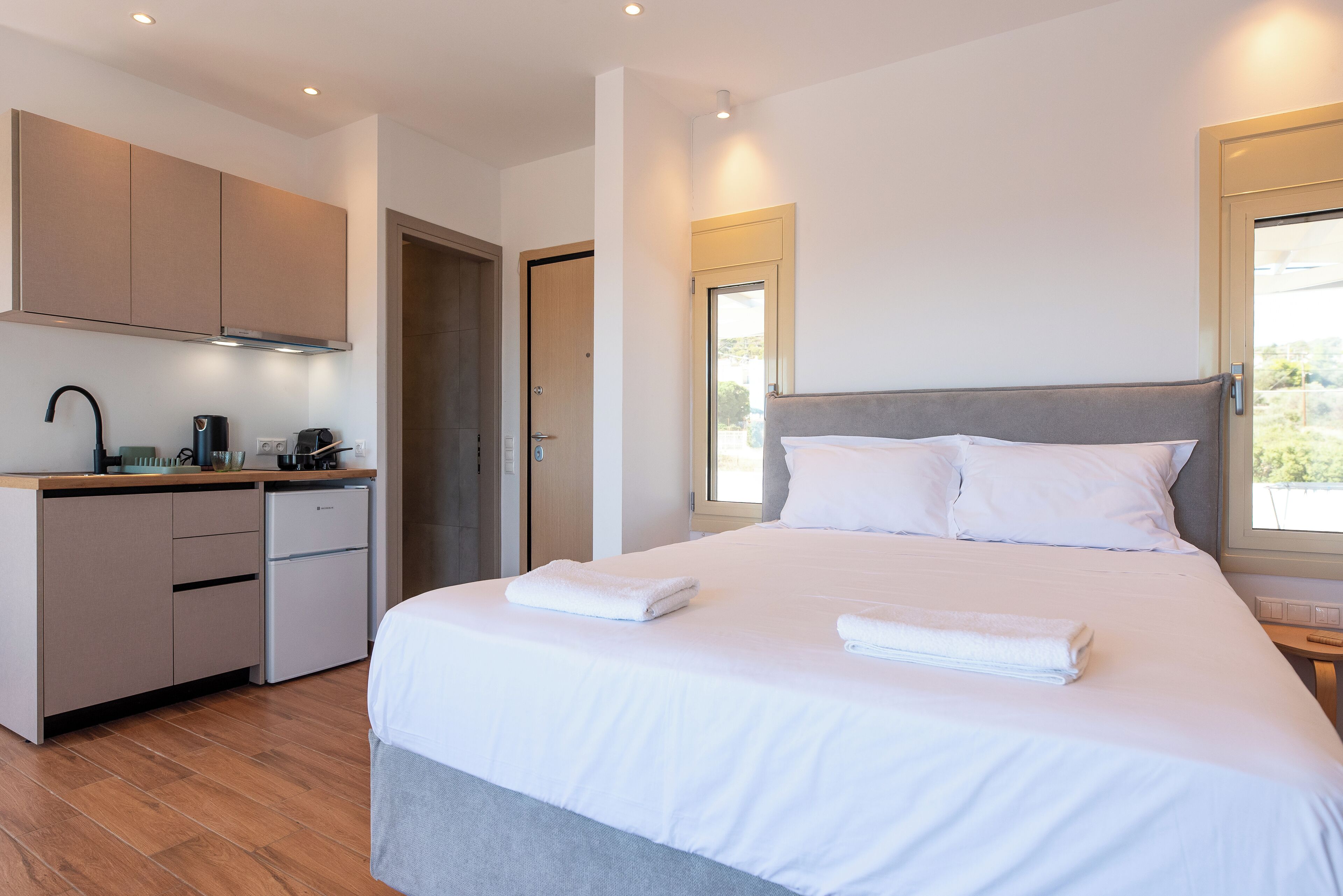Superior-sviitti, pääsy uima-altaalle, merinäköala | Ylelliset vuodevaatteet, memory foam -patjalliset sängyt, minibaari