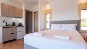Superior-sviitti, pääsy uima-altaalle, merinäköala | Ylelliset vuodevaatteet, memory foam -patjalliset sängyt, minibaari