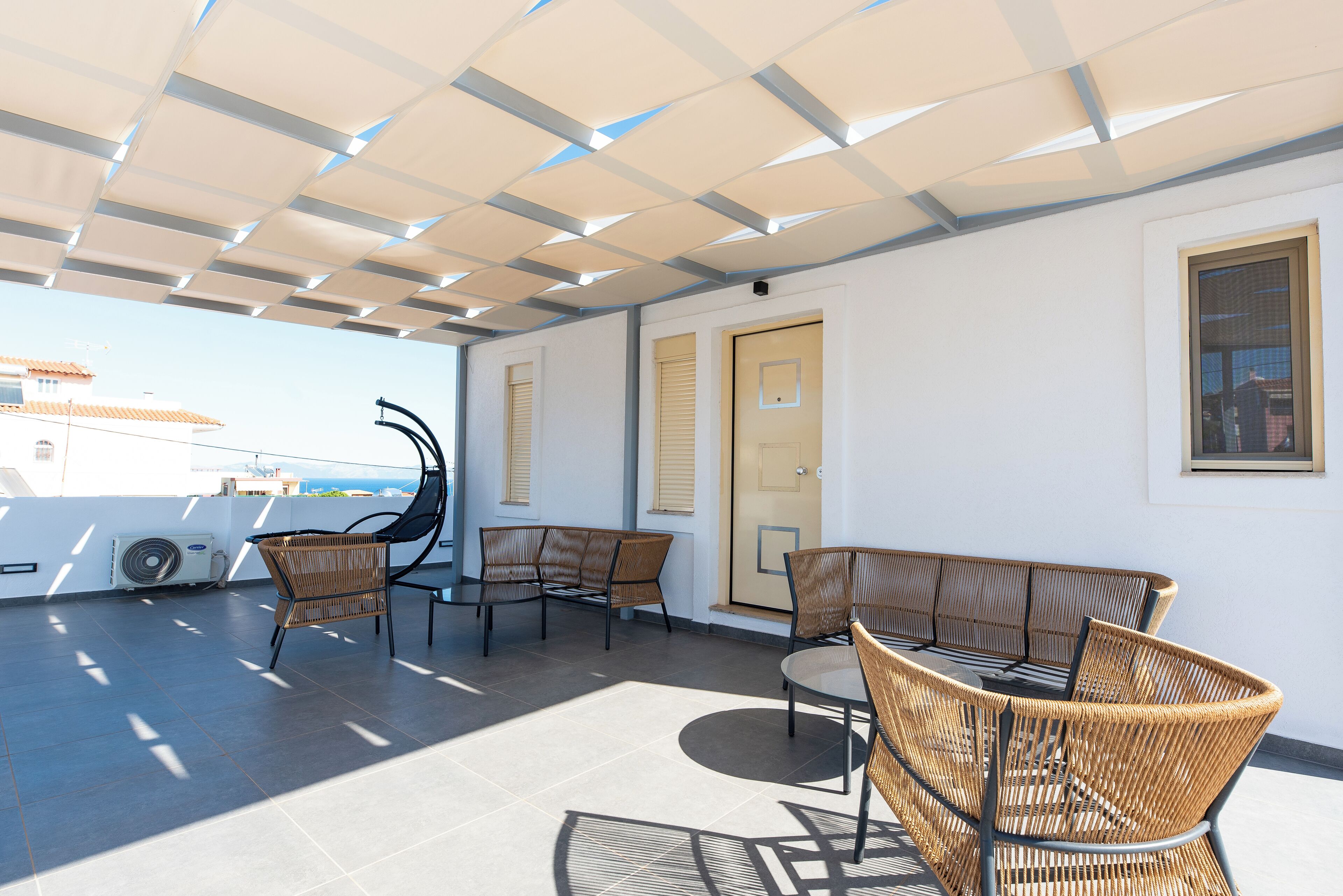 Suite Supérieure, accès piscine, vue mer | Restauration extérieure