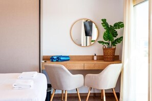 Junior suite, toegang tot zwembad, uitzicht op zwembad | Luxe beddengoed, bedden met traagschuimmatras, een minibar