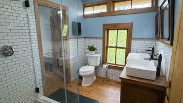 Een douche, een haardroger, handdoeken