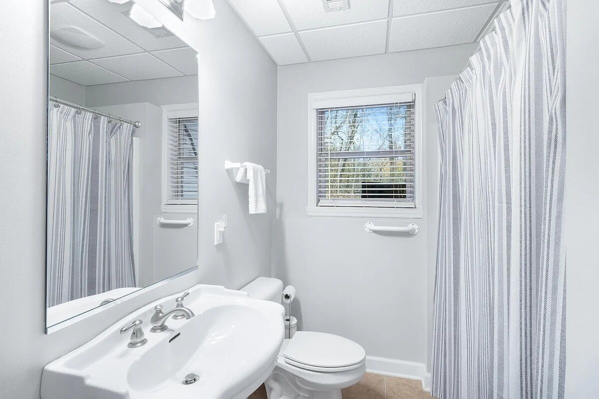 Secador de pelo, toallas