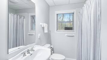 Secador de pelo, toallas