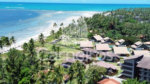 A coastal resort with multiple bungalow-style buildings, a beach, and a clear view of the ocean. - Atlântico Carneiros Beira-Mar (Tamandaré)