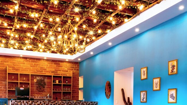 A restaurant with a pool table, wooden ceiling, and blue walls. - Hotel Casa Santiago (San Juan de Pasto)