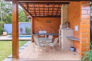 Outdoor dining - House with pool in Condominium Ressaca in Ubatuba-SP, pets allowed. (Ubatuba)