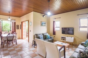 Living area - House with pool in Condominium Ressaca in Ubatuba-SP, pets allowed. (Ubatuba)
