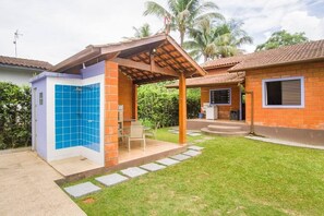 Property grounds - House with pool in Condominium Ressaca in Ubatuba-SP, pets allowed. (Ubatuba)